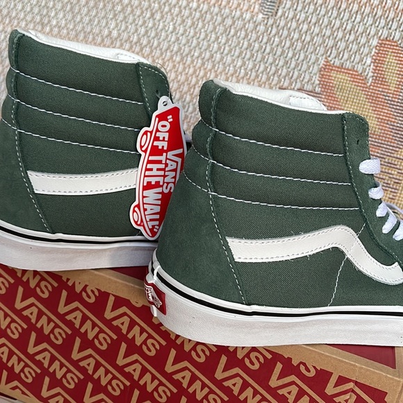 Vans Sk8-Hi
Color Theory Duck Green
VNOA7Q5NYQW
Men’s sneakers - Picture 15 of 16